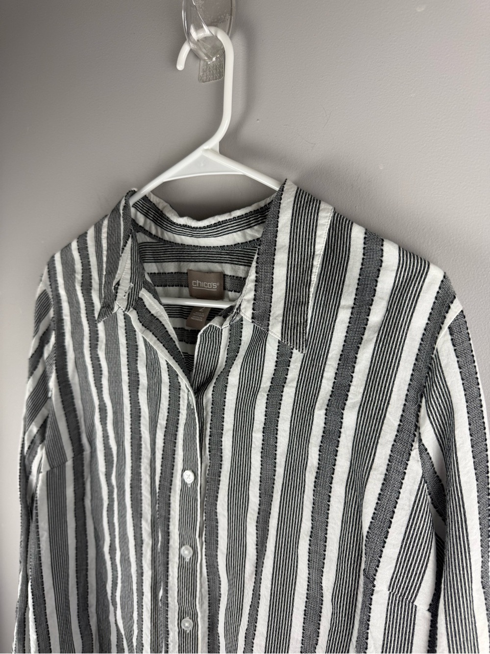 Chicos Women’s Grey White Striped Long Sleeve Sleeve Button Up Top SZ 2 Cotton